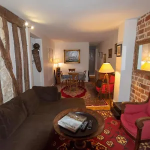 Very French Two Bedroom In The Heart Of Parigi